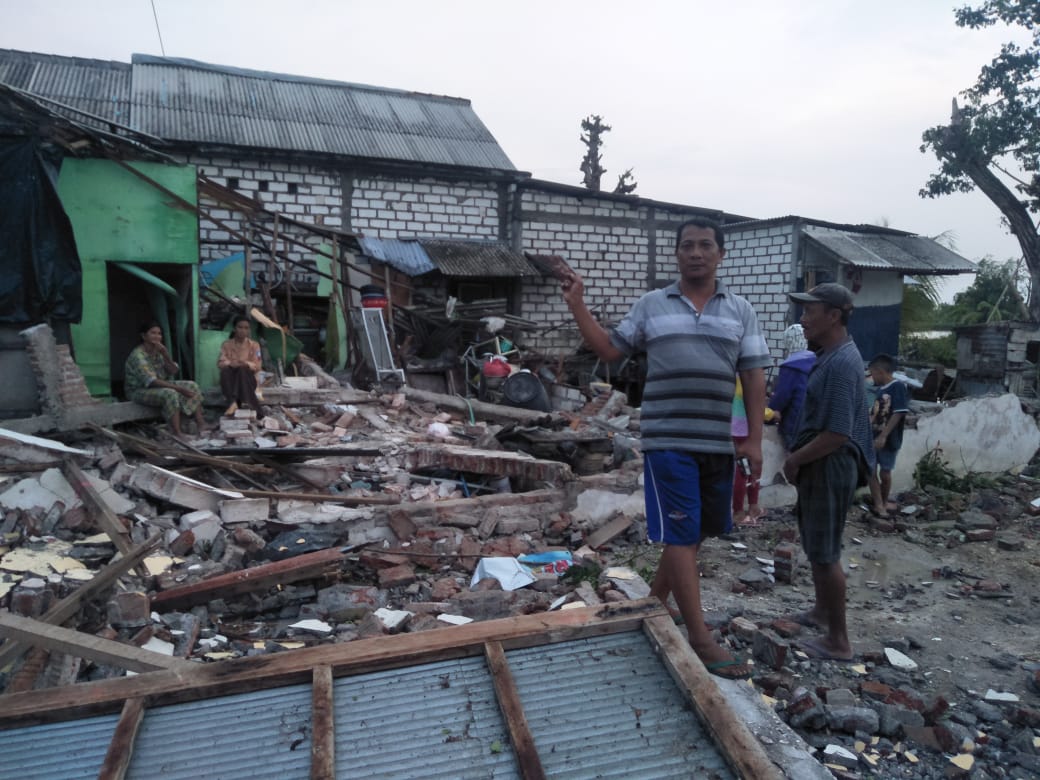 Bencana puting beliung yang sebelumnya terjadi di Kecamatan Glagah dan Karangbinangun saat ini terjadi di Kecamatan Ngimbang (Foto: Totok/ngopibareng.id)
