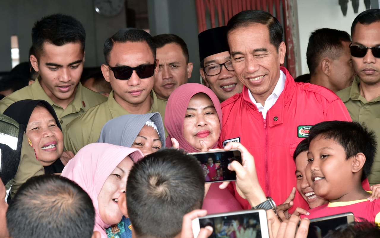 Presiden Joko Widodo berkunjung ke Provinsi Jawa Barat menyapa warga di Stasiun Kota Bandung. (Foto: Bey Mahmudin/Biro pers Setpres)