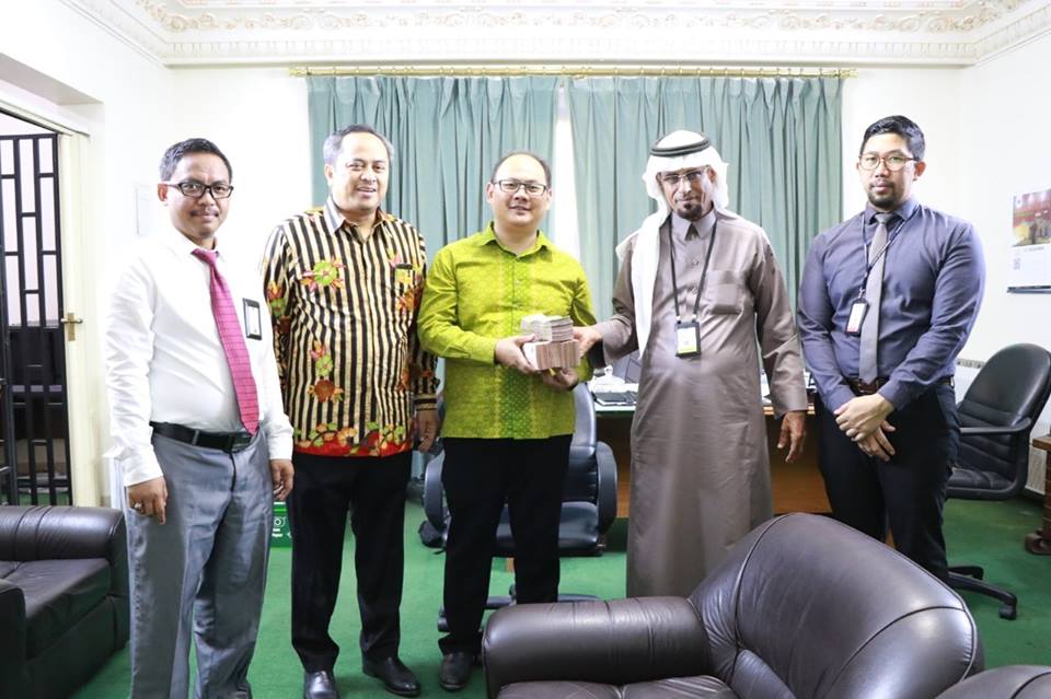 NEGOSIASI: Konsul Jenderal (Konjen) RI Jeddah, Mohamad Hery Saripudin, bersama para koleganya. (Foto: kjri for ngopibareng.id)