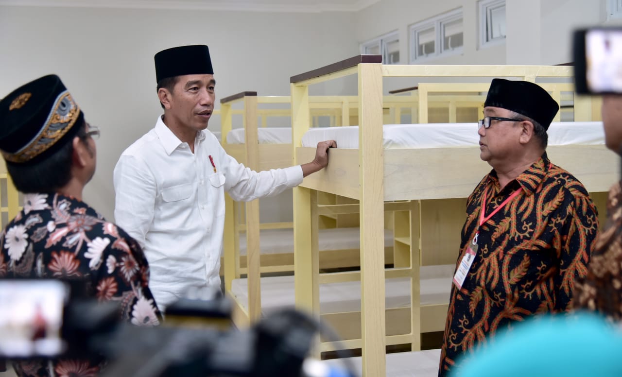 Presiden saat meninjau Rusun di komplek Pondok Pesantren Darul Arqom Muhammadiyah Garut Jabar. ( Foto: Biro Pers Setpres)