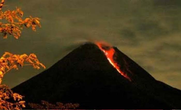 Gunung Merapi di Jawa Tengah mengeluarkan pijar 9 kali sejak tengah malam hingga pagi ini. (Foto:RRI)
