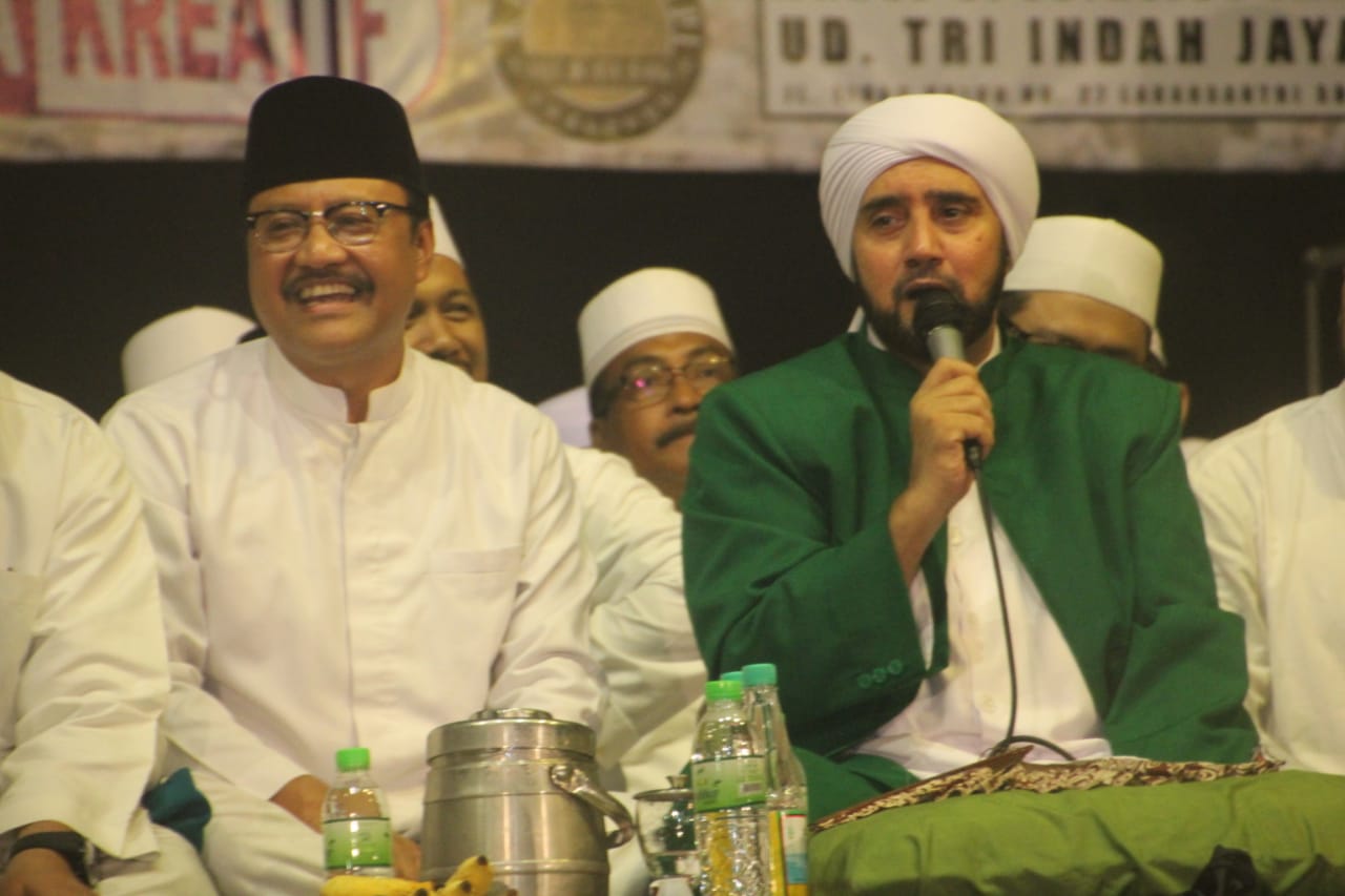 Saifullah Yusuf (Gus Ipul) bersama Habib Syech Abdul Qodir Assegaf. (Foto: istimewa)