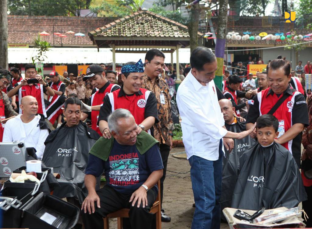 Presiden Joko Widodo menyaksikan kelihaian tukang cukur Garut dalam pangkas rambut. (Foto: PUPR)