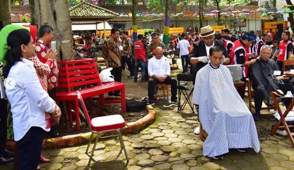 Presiden Jokowi ditemani Ibu Negara Iriana Jokowi cukur rambut massal di Kawasan Wisata Situ Bagendit, Kabupaten Garut, Jawa Barat, Sabtu 19 Januari 2019.