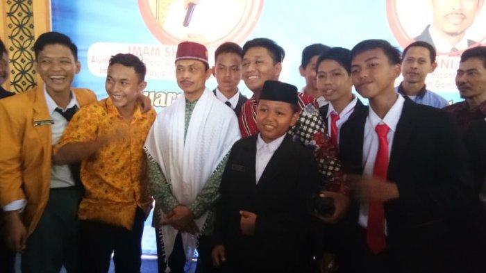 Imam Shamsi Ali, Presiden Nusantara Foundation, bersama para santri. (Foto: isa for ngopibareng.id)