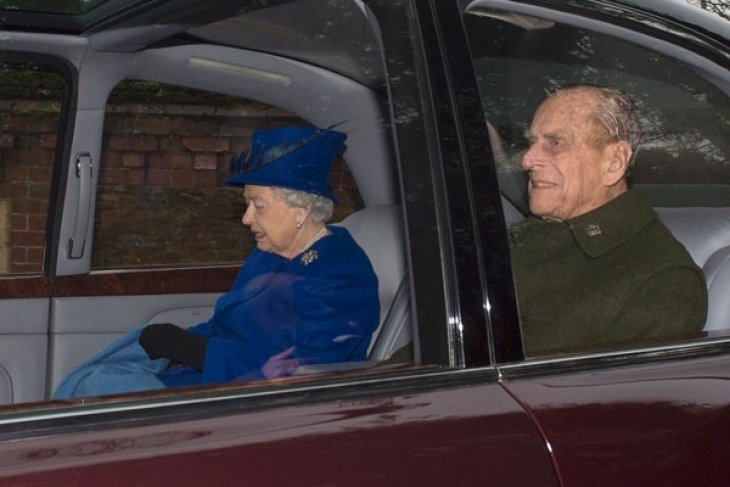 Ratu Inggris Elizabeth dan suaminya Pangeran Philip meninggalkan tempat setelah mengikuti misa di gereja St. Mary Magdalena di Sandringham, Inggris, Minggu (8/1/2017). (Foto: Antara)