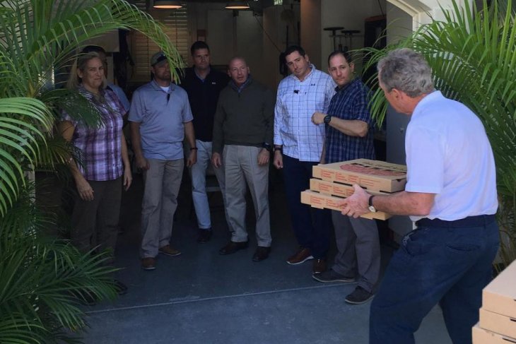 Mantan Presiden AS George W. Bush membagi-bagikan pizza gratis kepada sejumlah agen Dinas Rahasia (Instagram/@georgewbush)