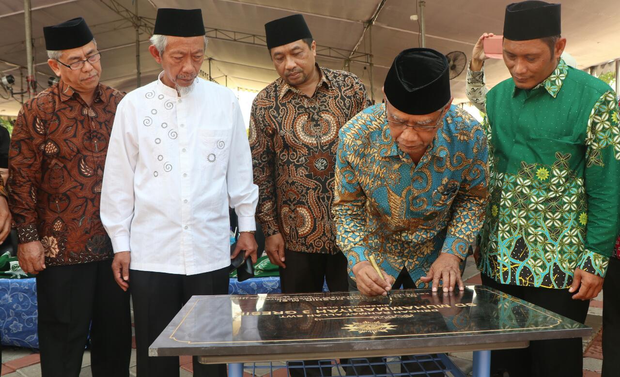 PERESMIAN: Hadir di Gresik, Haedar Nashir meresmikan lima bangunan baru Sekolah Muhammadiyah. (Foto: md for ngopibareng.id)