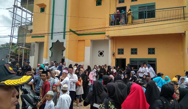 Warga Makassar dan sekitarnya memadati masjid lantai empat Yayasan Nurul Amal, peninggalan mendiang istri Ustadz Maulana, Nuraliyah Ibnu Hajar.