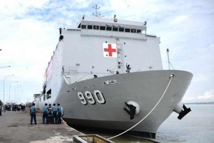 KRI dr Suharso-990. Sebelum menjadi kapal rumah sakit TNI AL, dia bernama KRI Tanjung Dalpele. (wikipedia.org)
