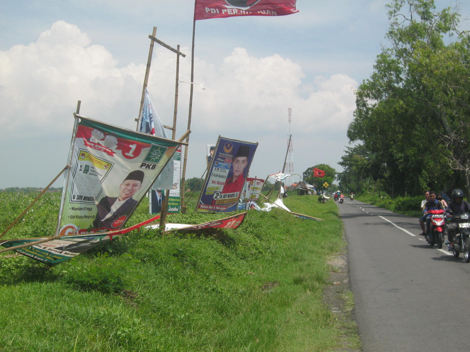 Warga Lamongan apatis dengan banyaknya APK yang marak saat musim kampanye pemilu (Foto:Totok/ngopibareng.id)