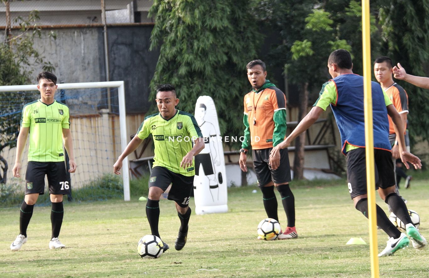 Persebaya Surabaya latihan di Lapangan Polda Jatim, Senin 21 Januari 2019. (foto: Haris/ngopibareng.id)