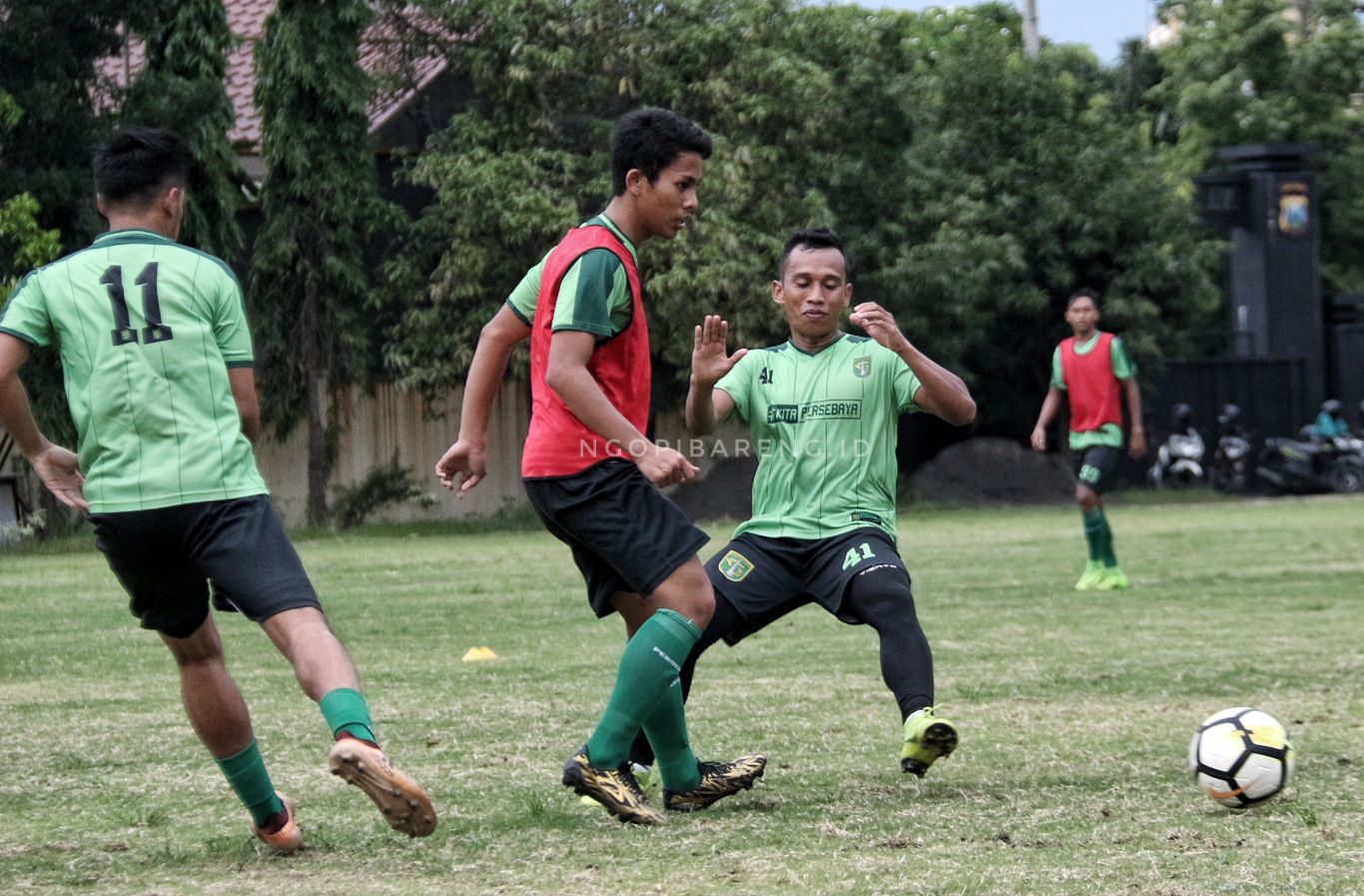 Skuat Persebaya Surabaya saat berlatih di Lapangan Polda Jatim. (foto: Haris/ngopibareng.id)