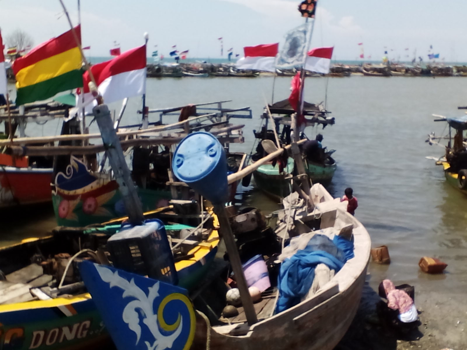 Cuaca ektrem menjadikan nelayan memilih menepikan perahu (foto:Totok/Ngopibareng.id)