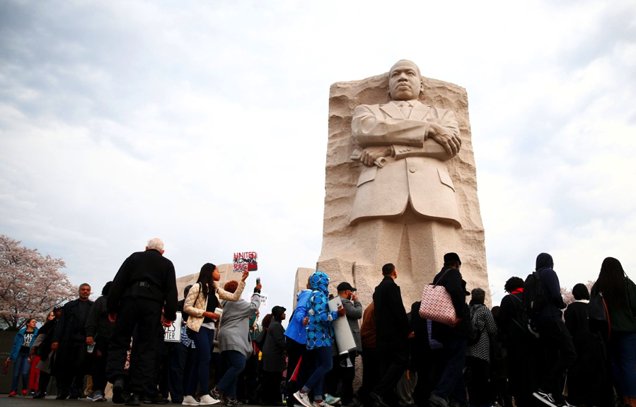 Peringatan Hari meninggalnya di depan patung Dr. Martin Luther King, Jr. (Foto: Curtesy of vietage)