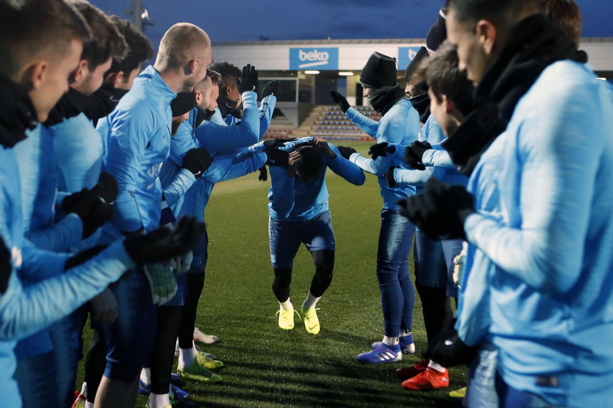 Kevin Prince Boateng mendapat sambutan hangat dari pemain Barcelona. (Foto: Twitter/@FCBarcelona)