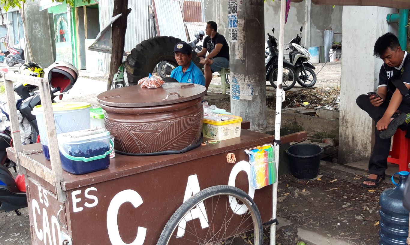 Penjual Es Cao depan rumah Hidayat, di Klakah Rejo Surabaya. (foto: Haris/ngopibareng.id)