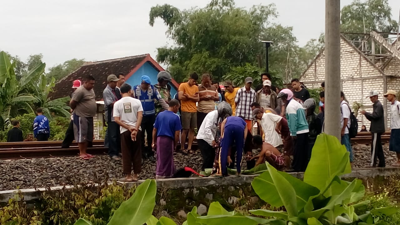 Korban tewas tersambar kereta api di perlintasan tak berpalang pintu. (Foto: Totok/ngopibareng.id)