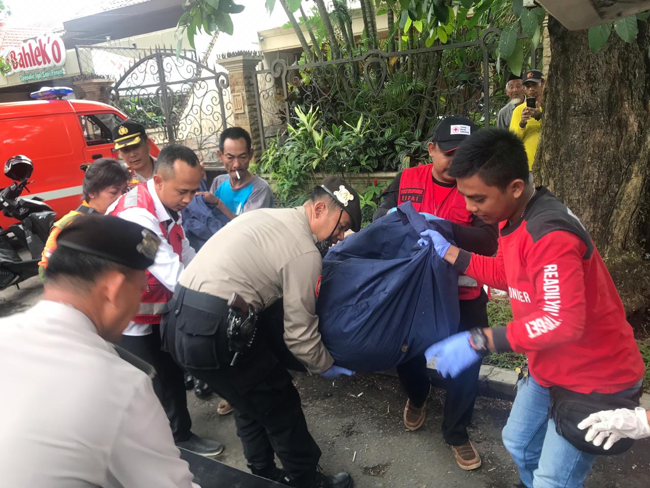 Tukang becak mati mendadak di Jalan Merapi, Kota Malang. (Foto: Istimewa)