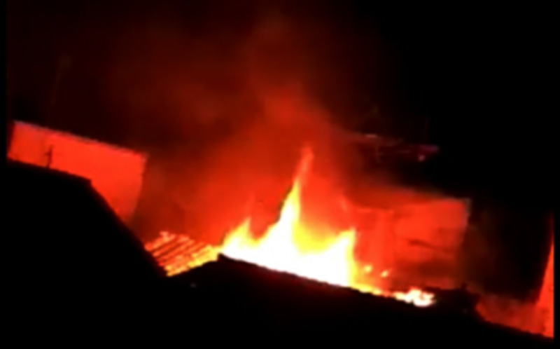 Diduga akibat api lilin dua rumah di Lamongan hangus terbakar. (Foto:Totok/ngopibareng.id)