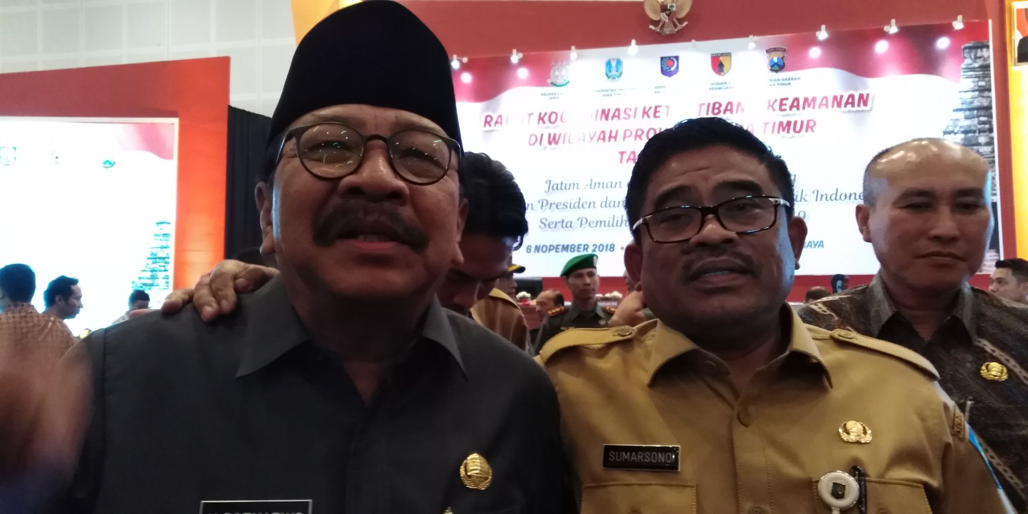 (kiri) Gubernur Jawa Timur Soekarwo (Pakde Karwo). (Foto: Farid/ngopibareng.id) 