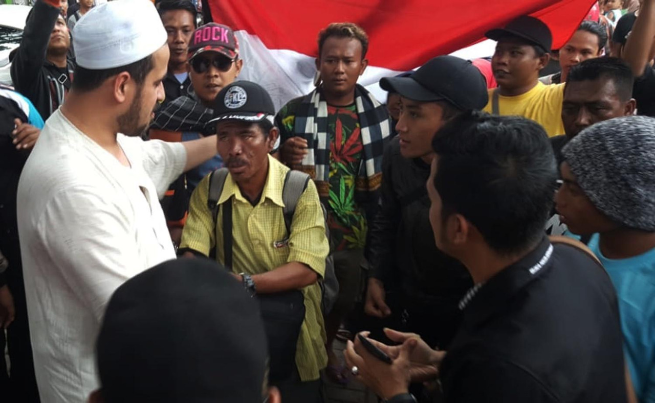 Habib Hadi Zainal Abidin (kiri) memeluk Amirudin pejalan kaki Medan-Banyuwangi yang singgah di Probolinggo. (Foto: Ikhsan/ngopibareng.id)