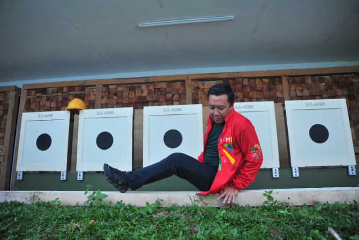 Menteri Pemuda dan Olahraga Imam Nahrowi saat meninjau sasaran tembak di arena menembak di kawasan Jakabaring Sport City Palembang, Sumsel, Rabu 30 Mei 2018. (Foto: Antara/Feny Selly)