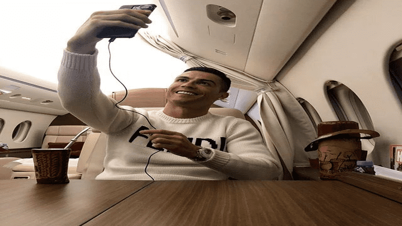 Cristiano Ronaldo selfie di atas jet pribadi seharga Rp525 miliar.