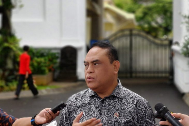 Menpan RB Syafruddin memberikan keterangan kepada wartawan di Istana Kepresidenan Jakarta, Kamis 24 Januari 2019. (Foto: Antara/Agus Salim
