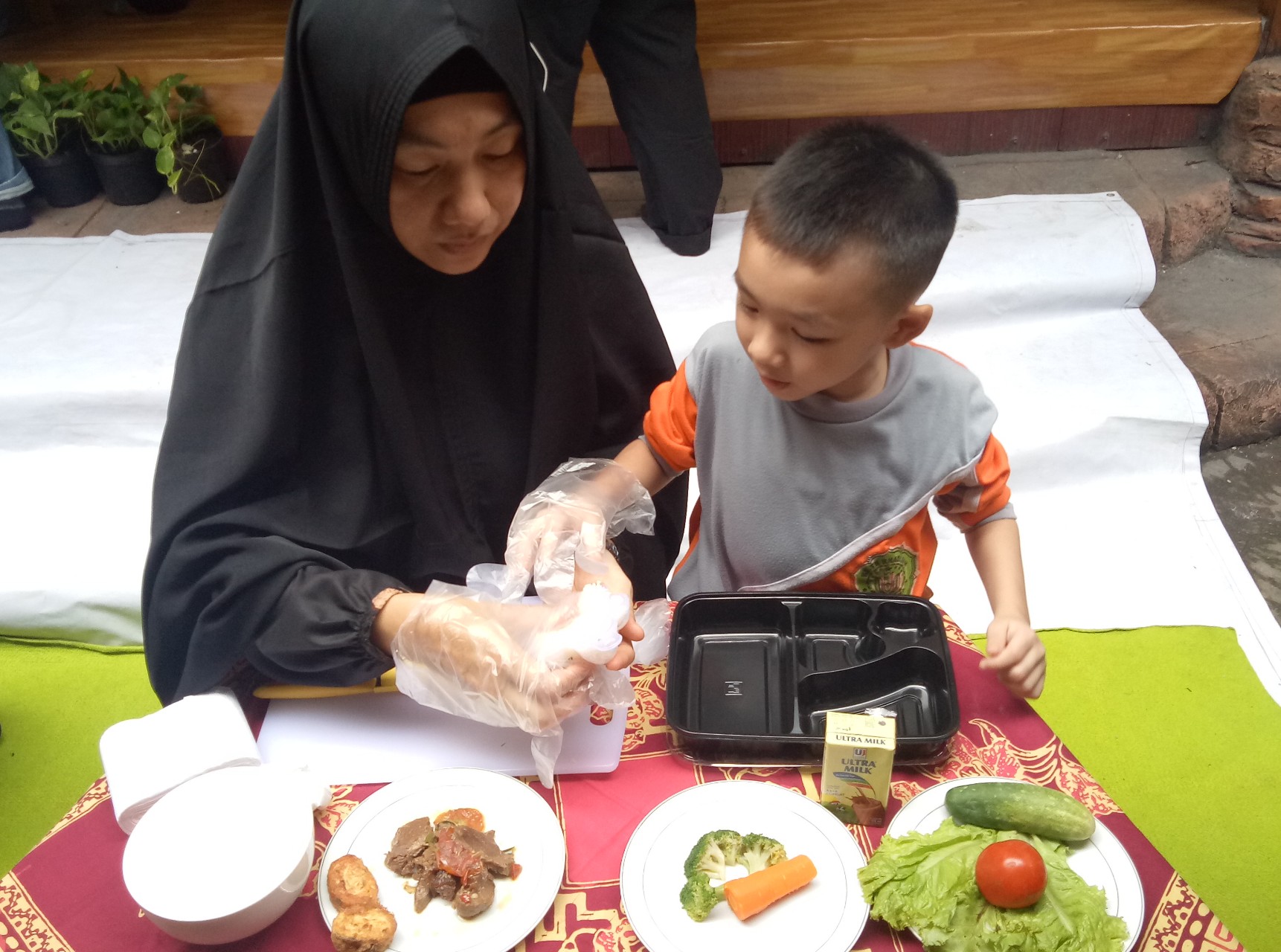 Pritia (36 tahun) dan putranya Abdi Hukama Salaf saat mengikuti fun cooking menghias bento, di TK/KB Khadijah Surabaya (Foto: Pita/ngopibareng.id)
