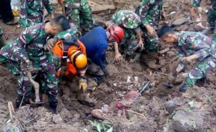 Hari ini Tim SAR dan anggota TNI tetap mencari korban tanah longsor di Gowa, Sulawesi Selatan. (Foto:Viva)