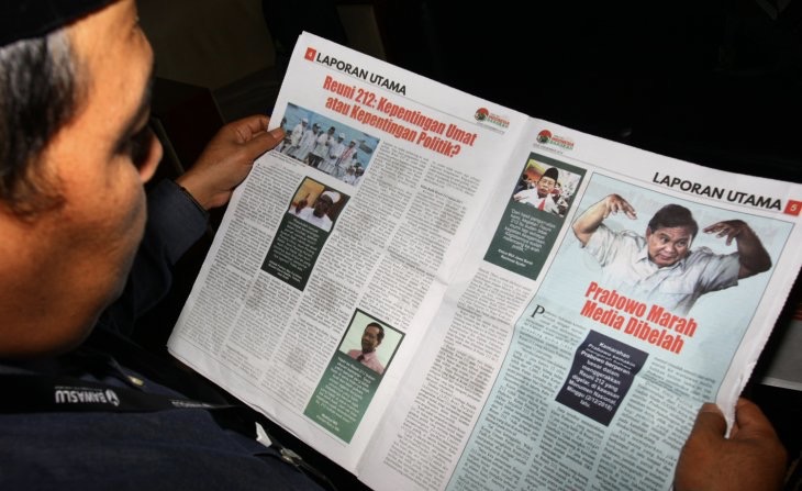 Seorang warga membaca tabloid Indonesia Barokah. (Foto: dok/antara)