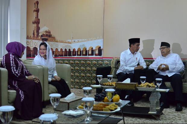 Presiden Joko Widodo bersama Ibu Negara Iriana Joko Widodo dan Prof Quraish Shihab dan Ny Fatmawati, isteri pakar tafsir Al-Quran itu. (Foto: setneg for ngopibareng.id)