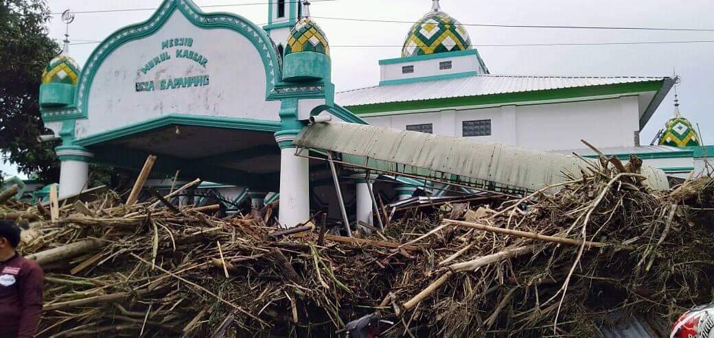 Sebuah Masjid diterjang banjir Sulawesi Selatan. (Foto: BNPB)