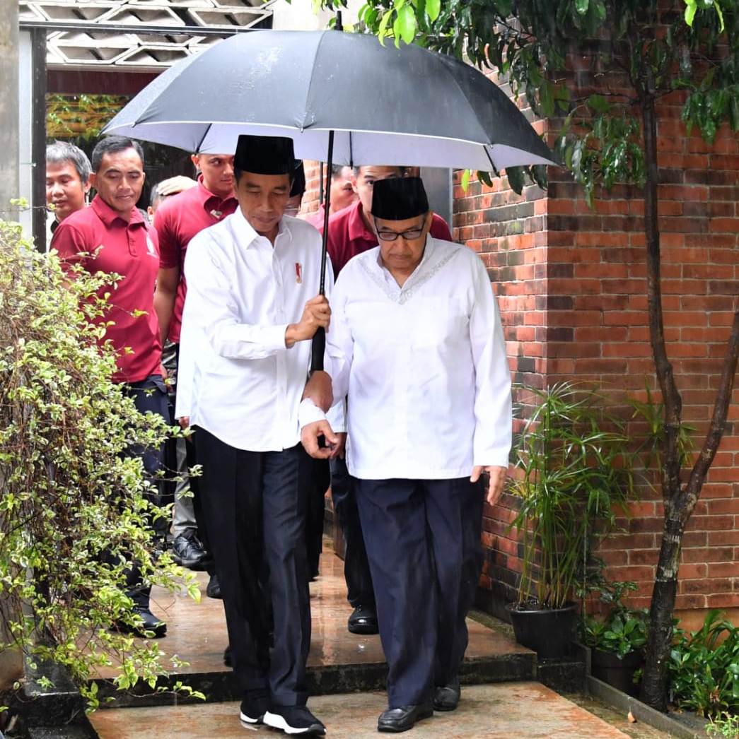 Presiden Joko Widodo memayungi Quraish Shihab.  (Foto: Media Setpres)