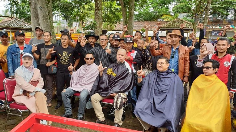 Ahmad Dhani-Fadli Zon Potong Rambut di Lokasi Jokowi Cukur yakni di Situ Bagendit, Garut, Jawa Barat.