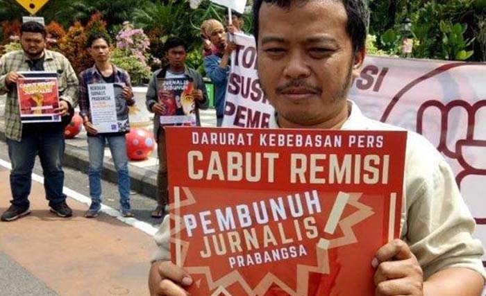 Para jurnalis Surabaya anggota Aliansi Jurnalis Independen (AJI) melakukan aksi protes pemberian remisi oleh Presiden Jokowi kepada I Nyoman Susrama,  terpidana pembunuhan jurnalis Radar Bali. (Foto:Tribunnews.com)