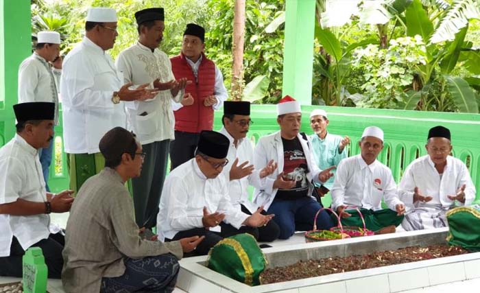Sekjen PDIP Hasto Kristiyanto (duduk ketiga dari kiri) dan Ketua DPP PDIP Djarot Saiful Hidayat di sebelah kanannya, ziarah ke makam Habib Abdullah Al Haddad Sangeng di Bangil, Pasuruan, Sabtu. (Foto:OkeZone)
