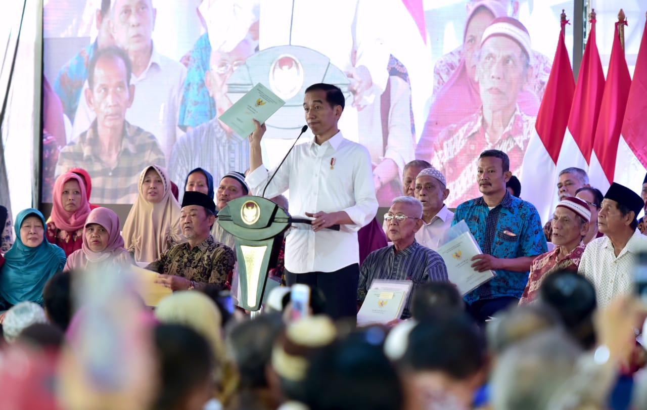 Presiden Jokowi membagikan 3000 sertifikat tanah untuk warga Jakarta Pusat (foto: Setpres for ngopibareng.id)