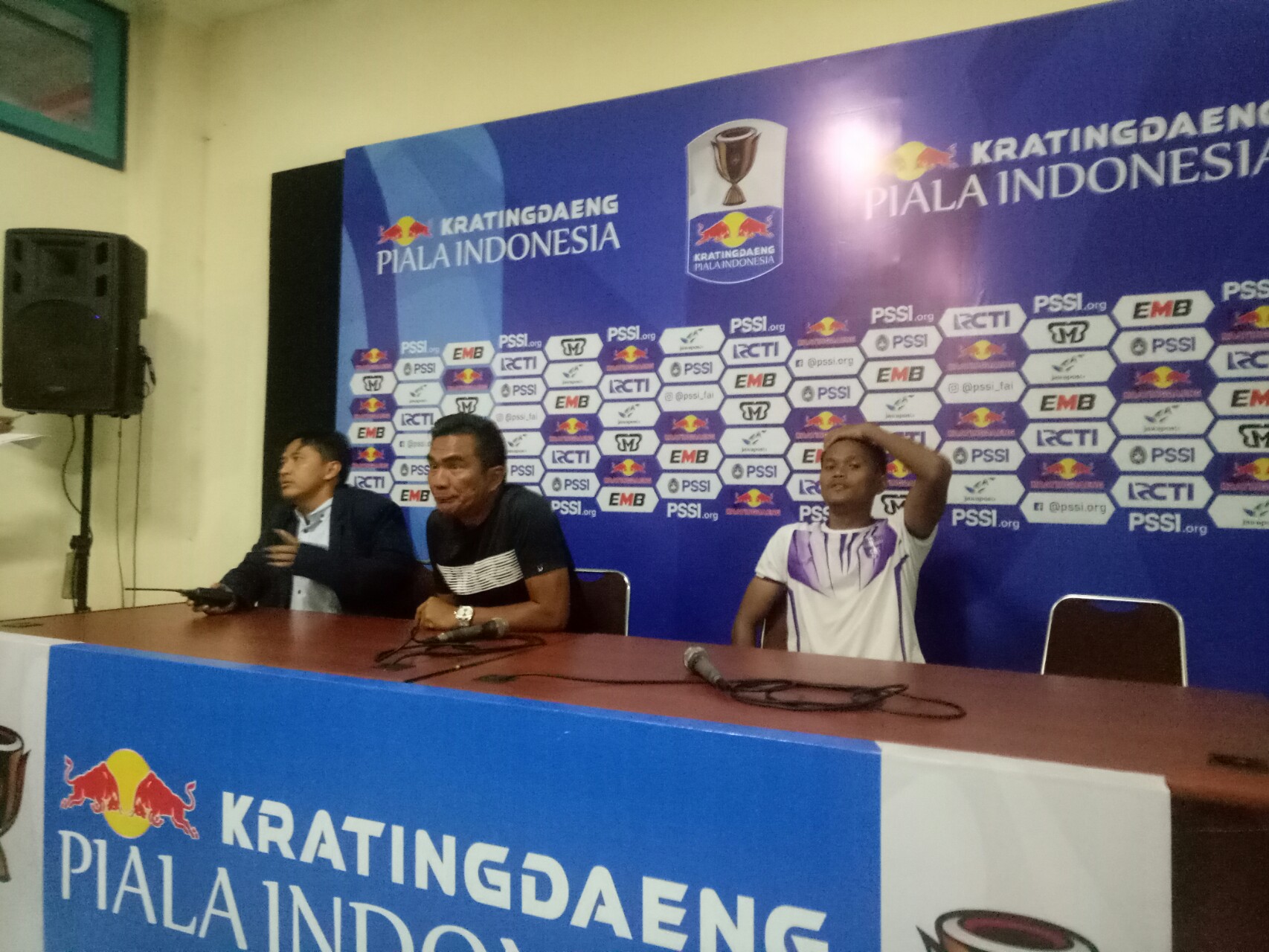 Asisten Pelatih Persita Tangerang, Ilham Jaya Kesuma (tengah).