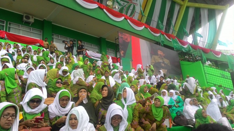Presiden Jokow Widodo dielu-elukan kehadirannya pada Harlah ke-73 Muslimat NU di Jakarta. (Foto: muslimat nu for ngopibareng.id)