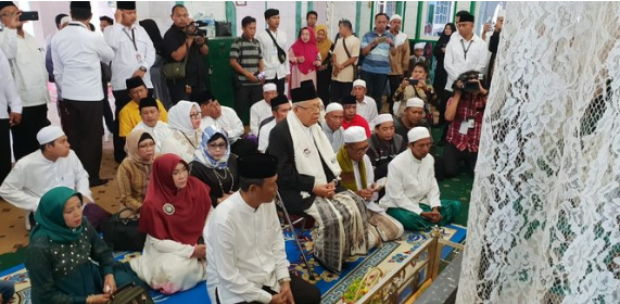 KH Ma'ruf Amin saat berziarah di makam Syaikh Muhammad Arsyad al-Banjar. (Foto: ma for ngopibareng.id)