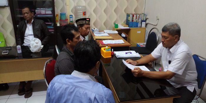 Masyarakat Surabaya yang tergabung dalam Rakyat Surabaya Menggugat (RSM) melayangkan surat aduan ke Polda Jatim. (foto: Istimewa) 