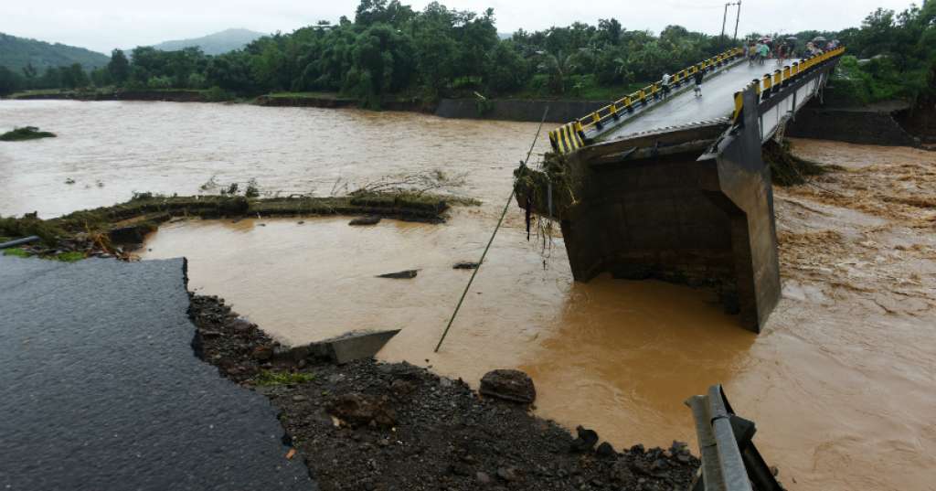 Sebuah jembatan runtuh akibat banjir yang menerjang Sulawesi Selatan. (Foto: BNPB)