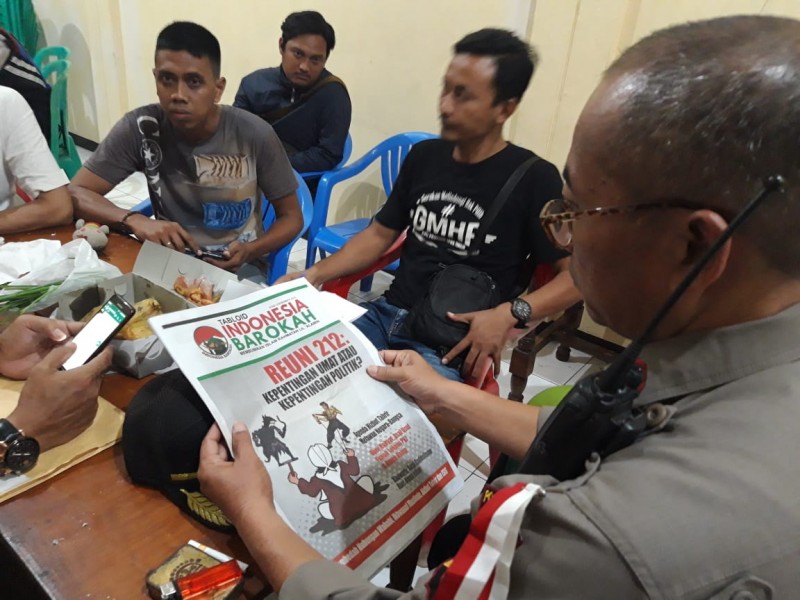 Sejumlah pengurus masjid dan kepolisian tengah mengamankan Tabloid Indonesia Barokah, di Surabaya. (Foto: Farid/ngopibareng.id)