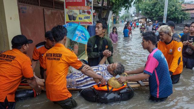Tim Sar sedang mengevakuasi salah satu korban banjir di Pekalongan, Jawa Tengah, Minggu, 27 Januari 2019. (Foto: Antara)