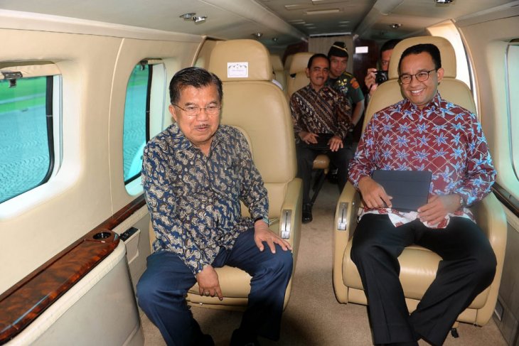 Wakil Presiden Jusuf Kalla dan Gubernur DKI Jakarta Anies Baswedan meninjau dari udara kemacetan Jakarta dan sekitarnya dengan menggunakan helikopter, Senin 28 Januari 2019. (Biro Pers Setwapres)