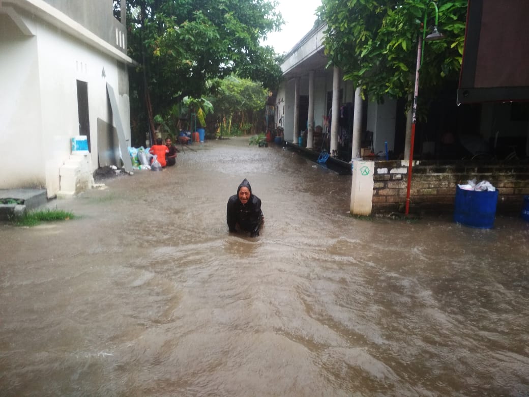 Banjir bandang yang terjadi di Perumahan Graha Indah, Paciran, Lamongan (Foto:Totok/ngopibareng.id)