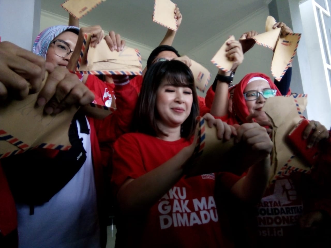 Partai Solidaritas Indonesia (PSI) menggelar aksi sobek amplop di Gedung DPRD Kota Malang, Senin 28 Januari 2019. (Foto: Ist)