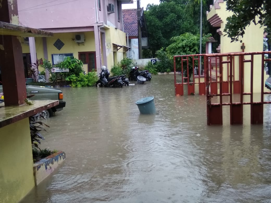 Kantor Kecamatan Paciran terendam banjir (Foto:Totok/ngopibareng.id)